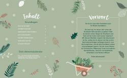 Grüner Hintergrund mit weihnachtlichen Dekorationen wie Tannenzweigen, Zapfen, Schneeflocken und Beeren. Unten rechts ein Korb mit grünen Pflanzen.