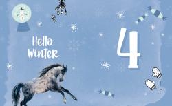 Hintergrund in Blau mit Schneeflocken, Schneemann in einer Glaskugel, Wasserfarben-Hund, große weiße Zahl 4, Text Hello Winter, kleine Weihnachtsmützen, Bonbons, Handschuhe.