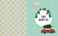 Hintergrund mit kleinen Lebkuchenmännchen auf hellblauem Muster. Auf der rechten Seite ein Weihnachtsgruß mit Tannenbaum auf einem roten Auto und Schneeflocken.