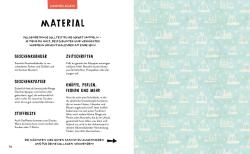 Seite mit Überschrift Grundlagen Material, enthält Tipps zum Sammeln von Geschenkbandern, Zeitschriften, Geschenkpapier und Knöpfen. Rechte Seite mit blauer Musterhintergrund mit Autos, Tannenbäumen und Schneeflocken.