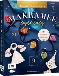 Blaues Adventskalenderbuch mit goldener Überschrift Mein Adventskalender Buch. Enthält 24 kleine Türchen mit Weihnachtsmotiven und Makramee Dekorationen.