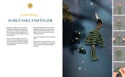 Schlüsselanhänger in Form eines Weihnachtsbaums, aus grüner Schnur, mit braunem Boden und goldener Sternspitze. An einem Schlüsselring befestigt.