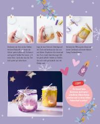 Drei Gläser mit Dekorationen und Kerzen. Das erste Glas ist mit lila Glitter, das zweite mit gold Glitter, beide mit Bändern und kleinen Dekorationen verziert.