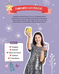 Lächelndes Mädchen mit langen braunen Haaren trägt ein silbernes Paillettenkleid. Hält zwei Glitzergläser in den Händen, vor einem lilafarbenen Hintergrund mit Schneeflocken und Weihnachtsdeko.