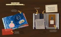 Offenes Buch mit blauer Illustration und Uhr auf der linken Seite. Auf der rechten Seite befindet sich eine Waschmaschine und eine Notiz mit Text. Hinweise zum Lösen eines Rätsels sind enthalten.