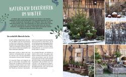 Mehrere Fotos eines winterlichen Gartens mit Dekorationen, Pflanzen und Gartenutensilien. Szenen mit Schnee, Töpfen, Holzstrukturen und Gartenmöbeln.