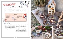 Bild zeigt eine winterliche Dekoration mit Kerzen in Eis- oder Wachs-Formen, kleinen Tannenzapfen, einem Holzhaus mit Herzfenster und weiteren Naturmaterialien auf einem Holztisch.