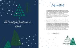 Weihnachtliches Design mit blauer Hintergrund, weiße Sterne, grüne Tannenbäume, Schriftzug All I want for Christmas is stars. Handgeschriebene Botschaft auf der rechten Seite, kleine Tannen am unteren Rand.