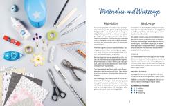Bunte Bastelmaterialien und Werkzeuge auf einem hellen Tisch. Darunter Papier, Schere, Kleber, Stifte und Dekorationsgegenstände.