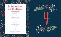 Hübsches Weihnachtsdesign mit dunkelblauem Hintergrund, weihnachtlichen Zweigen und roten Beeren. In der Mitte ein weißes Feld mit roten, handgeschrieben wirkenden Text und einer großen roten Zahl vier.