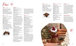 Häkeltiere Bär mit Weihnachtsmütze und rotem Halsband, sitzend vor Holzscheiten. Im Hintergrund kleine Weihnachtsbaum und Dekorationen.