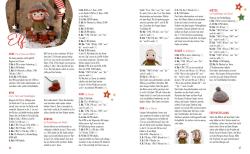 Häkeldekofigur eines Elfs mit roter Mütze, braunem Pullover, roten Schuhen, sitzt auf Holzscheiten vor einer winterlichen Kulisse. Das Bild zeigt eine festliche Weihnachtsdekoration.