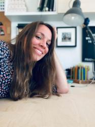 Helles Buch mit Titel Sich hygge durch den Advent haekeln. Vorderseite mit Text und kleinen Weihnachtsmotiven, Rücken mit Titel und Verlag. Das Buch ist quadratisch und hat eine weiche Oberfläche.