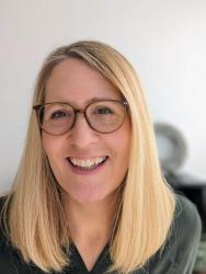 Buch mit buntem Cover, zeigt gehäkelte Figuren und Weihnachtsdeko. Titel: Der Haekel Adventskalender, 24 Überraschungen, handgemacht.