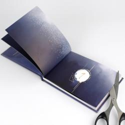 Ein aufgeschlagenes Buch mit einem dunklen, sternenübersäten Hintergrund. Auf der rechten Seite ist eine Uhr mit der Zahl eins abgebildet.