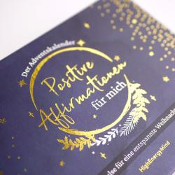Adventskalender mit dem Titel 'Positive Affirmationen für mich'. Dunkelblauer Hintergrund mit goldenen Schriftzügen und Sternen.