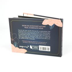 Dunkelblauer Adventskalender mit rosa und goldenen Blumenmotiven. Auf der Rückseite ist ein Barcode und Text in Deutsch.