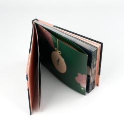 Offenes Fotobuch mit bunten Seiten. Die Seiten sind mit grafischen Elementen und Mustern gestaltet.