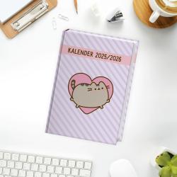 Kalender 2025/2026. Rosa Hintergrund mit diagonalen Streifen. Herzform mit einer grauen Katze. Einfaches, verspieltes Design.