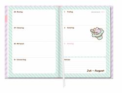 Kalender 2025/2026. Rosa Hintergrund mit diagonalen Streifen. Herzform mit einer grauen Katze. Einfaches, verspieltes Design.
