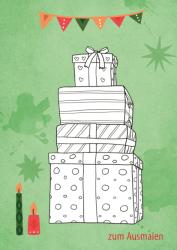 Mehrere Geschenkpakete gestapelt, oben mit Schleife. Im Hintergrund bunte Wimpel und Kerzen auf grünem Hintergrund.