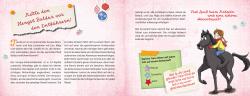 Hintergrund in rosa mit weihnachtlichen Ornamenten und Schneeflocken. Auf der rechten Seite eine Illustration eines Mädchens, das auf einem schwarzen Pferd reitet, mit einem Textfeld und einer Frage zu Tieren auf einem Reiterhof.