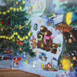 Weihnachtliches Adventskalenderbild mit Tieren und einem Weihnachtsbaum. Zahlreiche kleine Tiere und Geschenke sind zu sehen.
