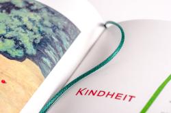 Buchcover mit dem Titel 'Mal deine Wünsche in den Himmel'. Illustration von einer Landschaft mit Blumen und Figuren.