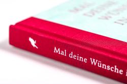 Buchcover mit dem Titel 'Mal deine Wünsche in den Himmel'. Illustration von einer Landschaft mit Blumen und Figuren.
