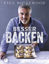 Mann mit grauen Haaren in gestreiftem Hemd. Hält ein Blech mit Zimtschnecken und der Buchtitel 'Besser Backen' ist sichtbar.