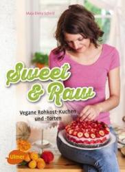 Buchcover mit dem Titel 'Sweet & Raw'. Eine Frau mit braunen Haaren bereitet einen veganen Kuchen mit Früchten zu.