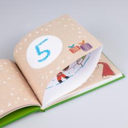 Buch mit beige Cover, große blaue Zahl 5 auf der Vorderseite. Innen sind bunte Illustrationen von Kindern beim Skifahren und Geschenken.