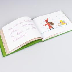 Grüner Rahmen mit Weihnachtsbaum aus grünen Linien, geschmückt mit bunten Kugeln und Kerzen. Handgeschriebener Text in Blau sagt Maria war nur Schwanger bis zur Geburt. Darunter steht Adventskalender mit 24 Kinderweisheiten.