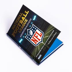 Buch mit schwarzem Cover, Titel in goldener Schrift, NFL American Football. Zeigt ein Footballfeld bei Nacht mit Stadionlichtern.