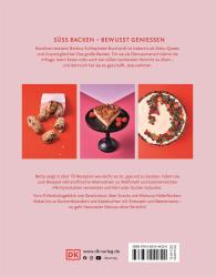 Buchcover mit dem Titel 'BETTY BACKT!'. Eine Frau mit grauen Haaren hält eine Torte auf einem roten Teller.