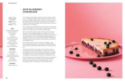 Buchcover mit dem Titel 'BETTY BACKT!'. Eine Frau mit grauen Haaren hält eine Torte auf einem roten Teller.