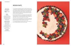 Buchcover mit dem Titel 'BETTY BACKT!'. Eine Frau mit grauen Haaren hält eine Torte auf einem roten Teller.
