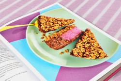 Buchcover mit dem Titel 'Vegan Baking'. Farbige Gestaltung in Lila und Rosa, zeigt einen Kuchen mit Beeren.