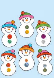 Fünf Schneemänner mit bunten Mützen und Knöpfen. Fröhliche Gesichter auf hellblauem Hintergrund.