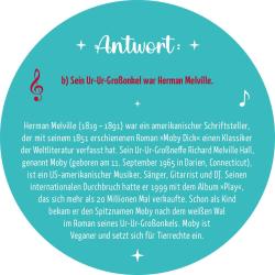 Hintergrund in türkis mit weißen Sternen und Musiknoten. Text über Herman Melville und Moby Dick, kurze Biografie, Schrift in weiß und rot.