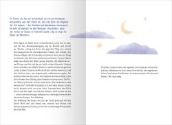 Zwei Buchseiten mit Text in deutscher Sprache, links mit blauer Überschrift, rechts mit Illustration von Wolken, Sternen und Monden in Pastellfarben.