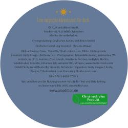 Runder Hintergrund in Blau mit goldener Sonne und Text. Unten grünes Label mit weißem Schriftzug und Logo.