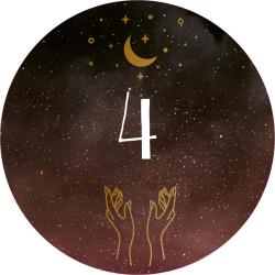Runder Hintergrund mit Sternen, Mond und Himmelssymbolen in gold. In der Mitte weiße Zahl vier, darunter goldene Hände, die nach oben greifen.