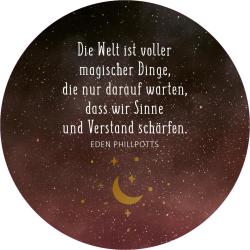 Runder Hintergrund mit Sternenhimmel und Mond. Darauf weiße Schrift mit Zitat von Eden Phillpotts.
