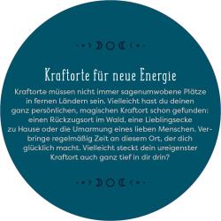 Dunkelblae runde Form mit weißen Texten. Enthält einen Text über Kraftorte und Energie, mit Mondphasen-Symbolen oben und unten.