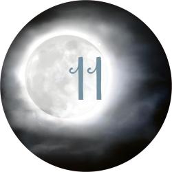 Mond hinter Wolken, heller Kreis in dunklem Himmel. Große Zahl 11 in der Mitte, Schrift in Blau.