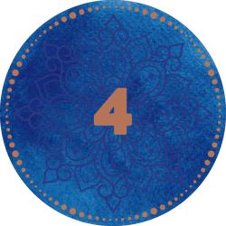 Runder, blauer Hintergrund mit einem goldfarbenen Punktmuster am Rand. In der Mitte eine große goldene Zahl vier.