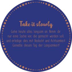 Runder rutschfester Untersetzer in dunkelblau mit braunen Punkten. In der Mitte Text mit der Aufschrift Take it slowly und einem deutschen Spruch.