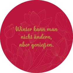 Rundes rotes Design mit floralem Muster im Hintergrund. Enthält den Spruch Winter kann man nicht ändern aber genießen in goldener Schrift.