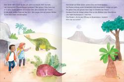Buchcover mit dem Titel Mit Stickern Lesen Lernen. Abenteuer im Dino-Park mit Illustrationen von Kindern und einem Dinosaurier.
